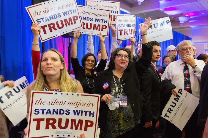 Para un gran número de estadounidenses, la retórica de Trump sobre migración, los grupos minoritarios y el crimen puede hacerlo parecer como un retrógrada bien afinado. Sin embargo, un número cada vez mayor de nacionalistas blancos ven en él una palanca para difundir más sus ideas. Foto: EFE.