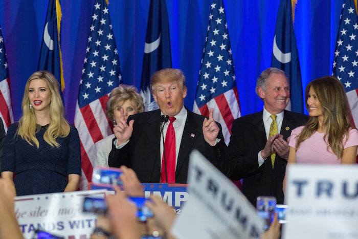 Acompañado de su esposa Melania y de su hija Ivanka, en la última etapa de su embarazo, el magnate inmobiliario insistió en la construcción de un muro en la frontera sur de Estados Unidos. Foto: EFE.