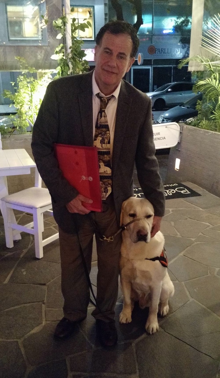 Davis Hawn y Savior, su actual apoyo. Foto: Sin Embargo Mx.