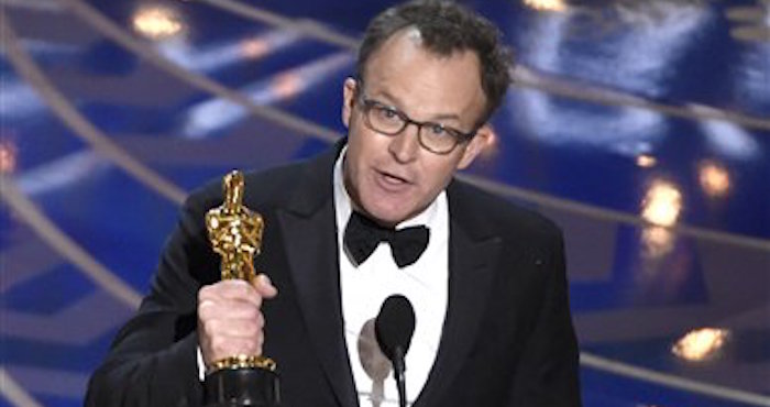 Tom McCarthy recibe el Oscar al mejor guion original por “Spotlight” en la 88a ceremonia de los Oscar el domingo 28 de febrero de 2016 en el Teatro Dolby en Los Angeles. Foto: AP