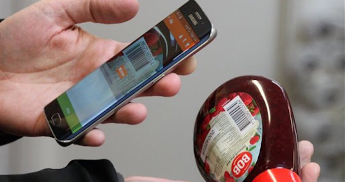 El emprendedor sueco Robert Ilijason muestra cómo utilizar un celular para escanear una compra en una tienda sin personal del pueblo sueco de Viken. Foto: AP