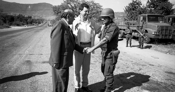 En la imagen, Manuel Camacho Solís (c) y Samuel Ruíz (i), comisionados al diálogo por la paz con el EZLN saludan a un miembro del Ejército mexicano. Foto: Cuartoscuro/Archivo