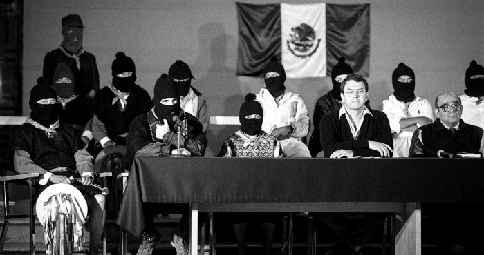 En la imagen, la comitiva zapatista, Manuel Camacho Solís (segundo de der. a izq.) y Samuel Ruíz, durante los diálogos por la paz en la Catedral de San Cristóbal de las Casas. Foto: Cuartoscuro/Archivo