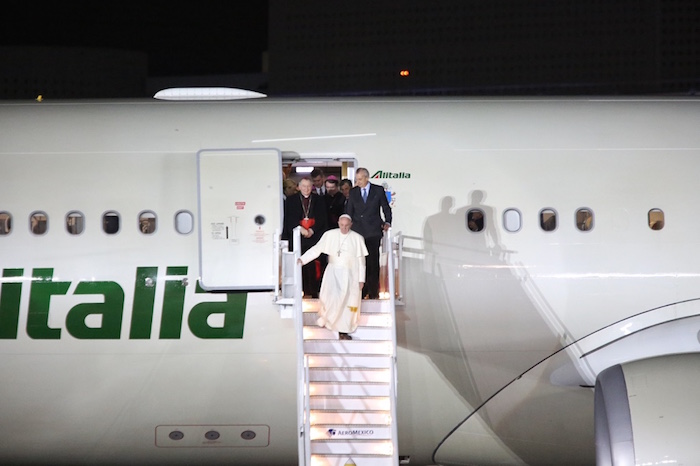 Francisco llegó alrededor de las 19:17 horas, al Aeropuerto Internacional de la Ciudad de México (AICM) en un avión de Alitalia. Foto: Francisco Cañedo, SinEmbargo