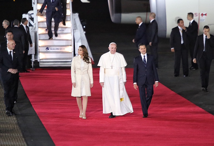al son del "Cielito lindo" tocado por un grupo de mariachi, el aparato frenó frente a la alfombra roja en la que lo esperaban Peña Nieto y su esposa, Angélica Rivera. Foto: Francisco Cañedo, SinEmbargo