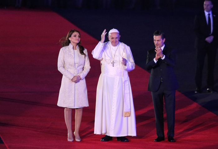 El Papa Francisco llegó al AICM la noche de viernes donde fue recibido por el Presidente Enrique Peña Nieto y su esposa la Primera Dama Angélica Rivera. Foto: Francisco Cañedo, SinEmbargo