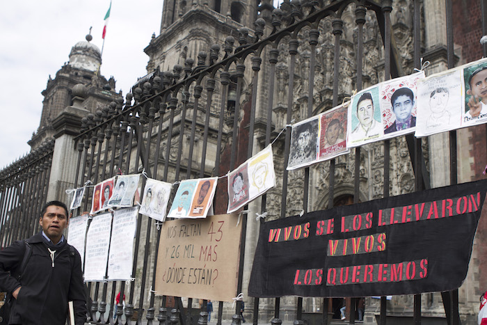 Protesta por la desaparición de los 43 normalistas desaparecidos de Ayotzinapa, en la barda de la Catedral Metropolitana. Foto: Cuartoscuro.