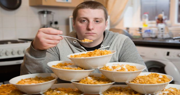 El joven ha consumido más de 14 mil tazas de cereal en 3 años. Foto: Especial