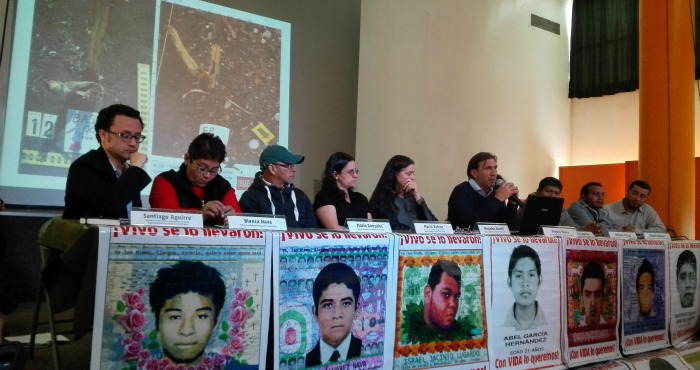 Mercedes Doretti y Miguel Nieva, integrantes del Equipo Argentino de Antropologia Forense (EAAF) en compañía de Padres de Familia de los 43 normalistas desaparecidos en Ayotzinapa. Foto: Luis Barrón, SinEmbargo