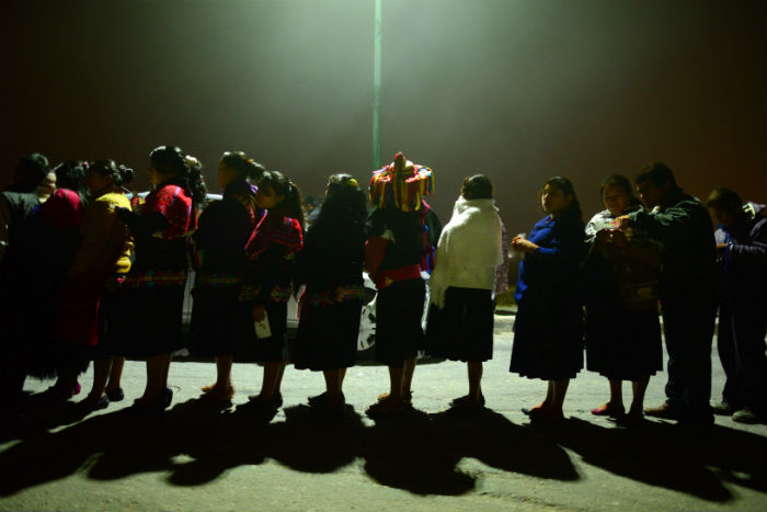 Desde la madrugada, indígenas tuvieron que ingresar a la Catedral de San Cristóbal. Foto: Cuartoscuro