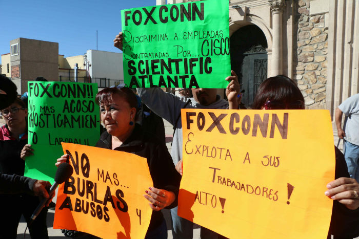 Trabajadores de maquilas en Ciudad Juárez esperan el paso de Francisco para expresar sus precarias condiciones de trabajo y despidos injustificados. Foto: Cuartoscuro