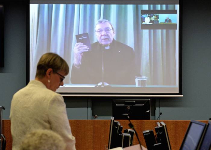 El cardenal australiano George Pell testificó mediante enlace de video desde un hotel en Roma ante la Real Comisión en Sydney. Foto: AP