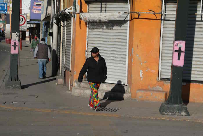 Ayer las madres de las víctimas de feminicidios pintaron cruces negras sobre fondos rosas en los postes ubicados por las calles que recorrerá el Papa, sin embargo, según denunciaron testigos, hoy por la mañana fueron borradas. Foto: Cuartoscuro