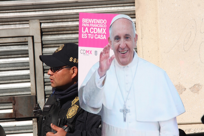 A la espera del Papa, esta mañana. Foto: Valentina López, SinEmbargo