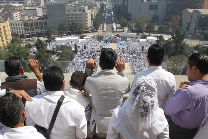 Cientos de personas se bautizaron en el Monumento a la Revolución. Foto: Luis Barrón, SinEmbargo