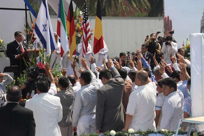 En el Monumento a la Revolución alrededor de 20 mil fieles de la Iglesia Luz del Mundo festejaron con oraciones Ceremonia Internacional de Bautismos. Foto: Luis Barrón, SinEmbargo