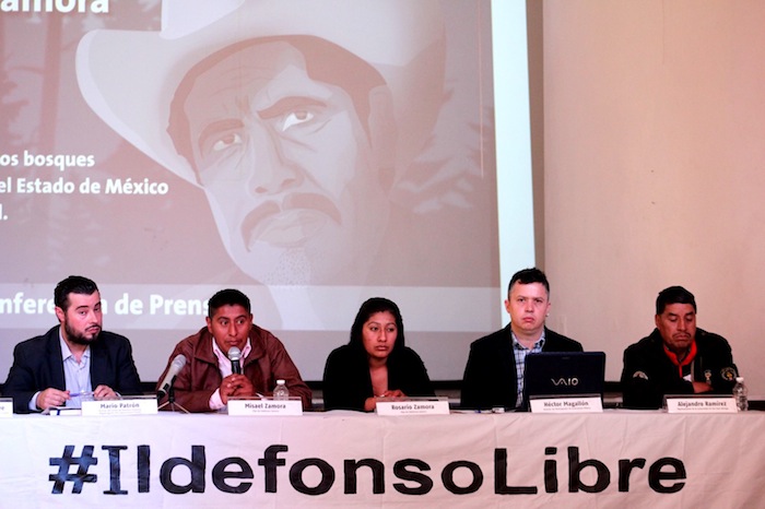De izquierda a derecha: Mario Patrón, director del Centro Prodh; Misael y Rosario Zamora, hijos de Ildefonso; y Hector Magallón, director de participación de Greenpeace México. Foto: Luis Barrón/SinEmbargoMx.