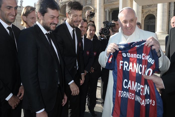El Papa es socio del club argentino San Lorenzo. Foto: EFE