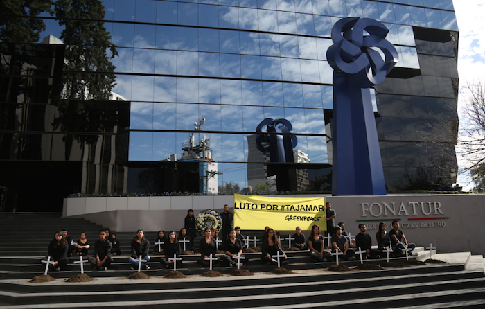 Miembros de Greenpeace crearon este día montículos de tierra, donde colocaron las cruces para simular tumbas en memoria de la flora y fauna afectadas durante la tala de 57 hectáreas de mangle la madrugada del 16 de enero en el predio ubicado en el municipio de Benito Juárez de Quintana Roo. Foto: Francisco Cañedo, SinEmbargo.