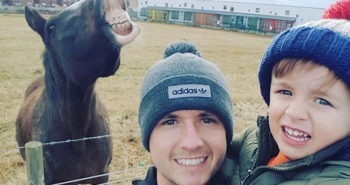 David y Jacob entraron a una competencia y lograron la que sería su primera escapada familiar por esta selfie. Foto: Mercury Press.