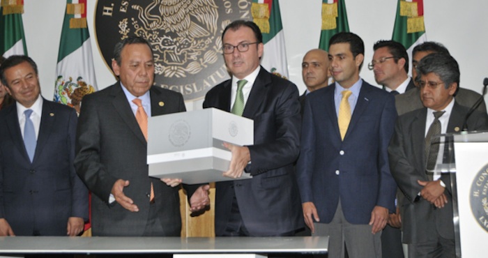 Luis Videgaray Caso, Secretario de Hacienda y Crédito Público, entregó el paquete económico de la federación para el ejercicio fiscal 2016. Foto: Cuartoscuro.