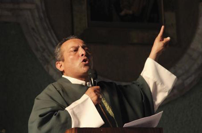 El "Padre Goyo", misas con chaleco antibalas. Foto: Cuartoscuro