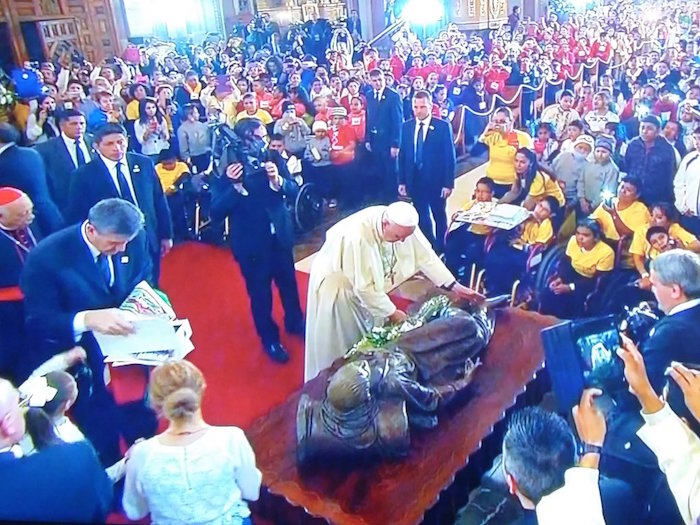 El Papa Francisco entrega una ofrenda a la imagen del futuro santo, el niño mártir José Sánchez del Rio Foto: Vía Twitter@ConElPapa