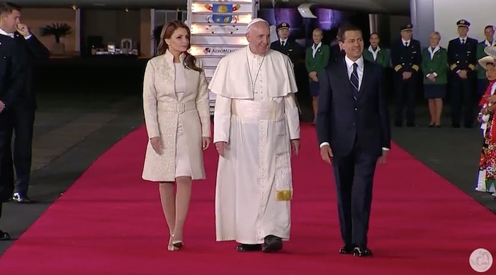 El Papa Francisco fue recibido por el Presidente Enrique Peña Nieto y la Primera Dama Angélica Rivera. Foto: Captura de pantalla