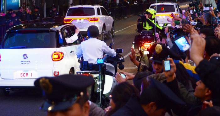 La escena de cortes de tránsito se ha repetido en todas las ciudades visitadas por el Papa, entre ellas Morelia, Ecatepec, Tuxtla Gutiérrez y la colonial San Cristóbal de Las Casas, en Chiapas, cuyas calles de por sí son estrechas. Foto: Cuartoscuro