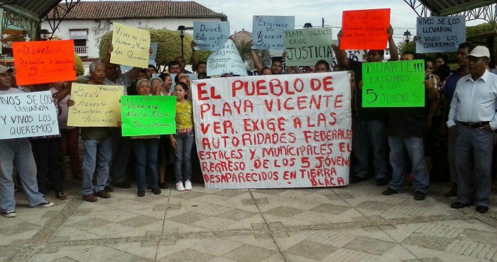 Familiares enteras de Playa Vicente se alzaron en protesta y activaron movilizaciones para exigir al Gobierno del estado la aparición con vida de cinco jóvenes secuestrados en Tierra Blanca. Foto: Cuartoscuro/Archivo