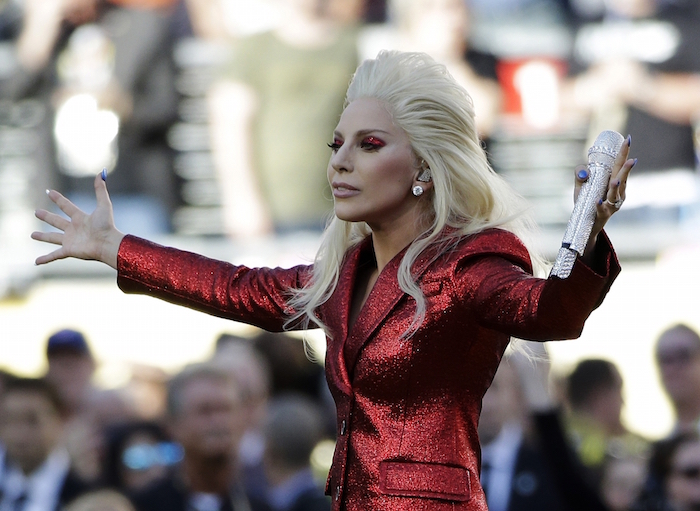 Hasta los aficionados ocasionales tuvieron lo suyo con figuras como Lady Gaga en el Super Bowl. Foto: AP