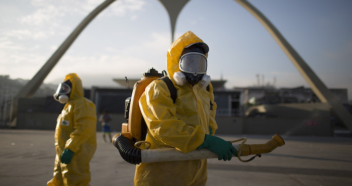 Trabajadores sanitarios fumigan el Sanbódromo en Río de Janeiro para combatir el mosquito Aedes aegypti, transmisor del zika. Foto: Archivo/AP.