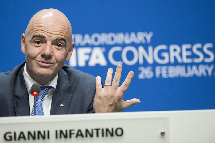 Blattera elogió a su sucesor Gianni Infantino, tras la victoria en las votaciones. Foto: AP