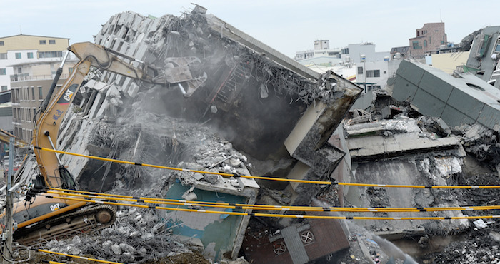 Rescatistas desmantelan el Edificio Wei Guan, que colapsó durante un fuerte sismo, en Tainan, Taiwan, en el sureste de China, el 10 de febrero de 2016. Foto: Archivo/Xinhua
