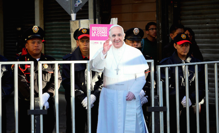 Policías vigilan previo al paso del papa Francisco en calles de la Ciudad de México, capital de México, el 13 de febrero de 2016. Foto: Xinhua.