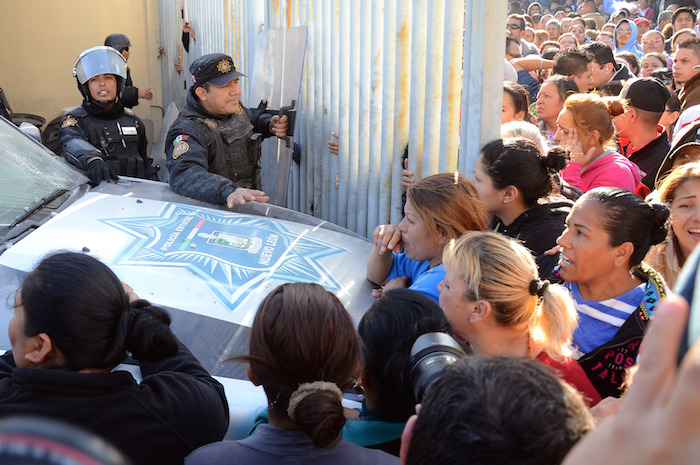 Familiares de presos impiden paso de la policía. Foto: Xinhua