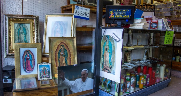 Llaveros, litografías y tazas son los objetos que portan la imagen del pontífice. El Papa Francisco oficiará una misa en la Basílica de Guadalupe y otra en la Catedral Metropolitana. Foto: Cuartoscuro