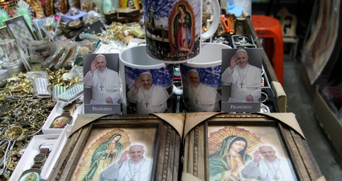 Los souvenirs por la próxima visita del Papa Francisco a México ya comienzan a venderse en las plazas comerciales alrededor de la Basílica de Guadalupe. Foto: Cuartoscuro