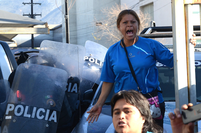 Una familiar de un preso protesta frente al Centro Penitenciario de Topo Chico. Foto: Xinhua