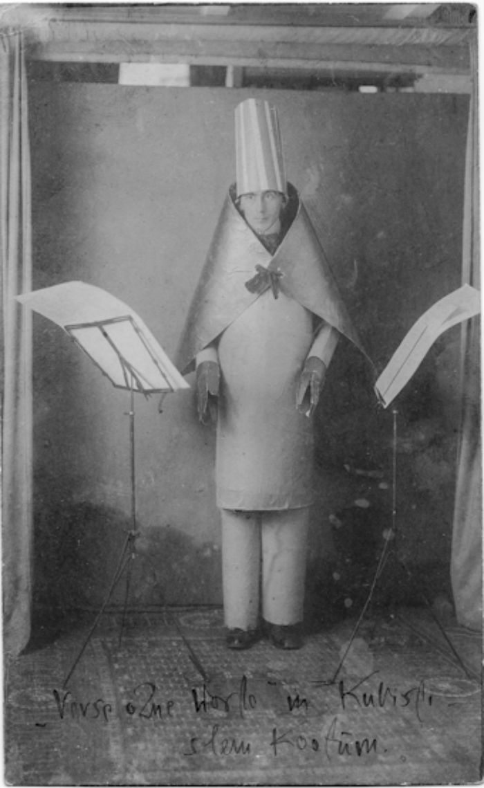 Hugo Ball: Obispo mágico en traje cubista, Zúrich 1916 Foot: Cabaret Voltaire