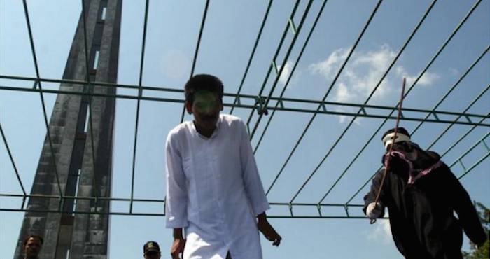 La corte también lo multó con 20 mil riyales (5 mil 300 dólares) Foto: EFE