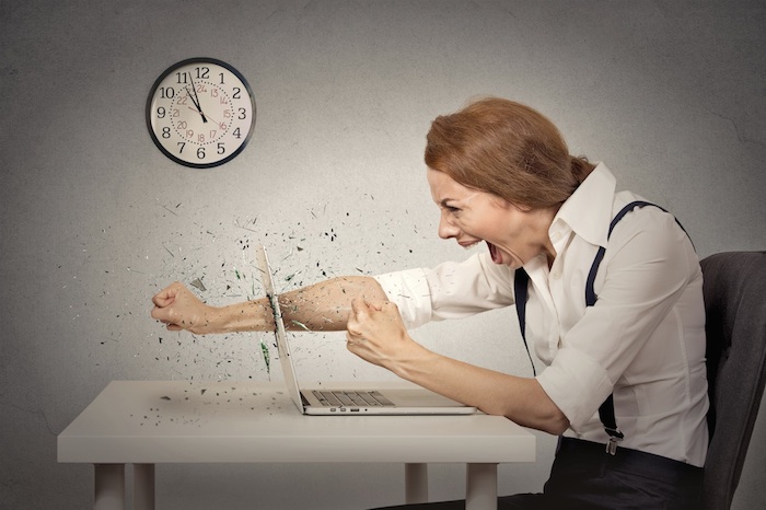 Los problemas informáticos pueden llevar a uno a tirarse de los pelos y acabar dando una patada a la computadora. Foto: Shutterstock