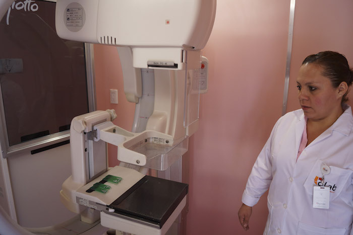 Una radióloga muestra el equipo utilizado durante los exámenes de mama. Foto: Cuartoscuro