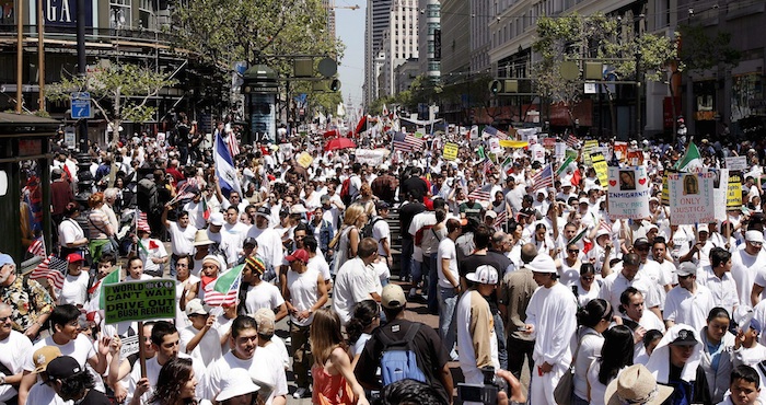 Miles de hispanos rodean el Capitolio de Wisconsin, EU en el Día sin Latinos. Foto: EFE/Archivo