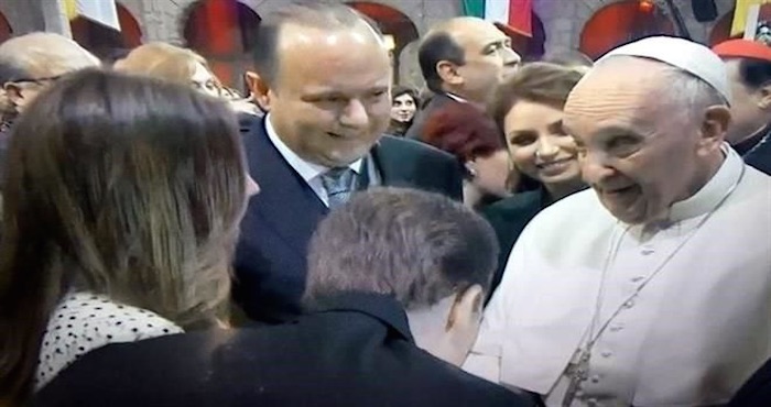 El acto que realizaron los gobernadores fue criticado severamente en redes sociales, quienes los acusaron de violar el Estado laico en México por besar la mano del Papa. Foto: Twitter