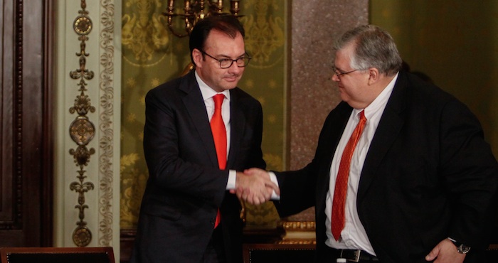 El Secretario de Hacienda y el gobernador de Banxico se dan la mano. Foto: Cuartoscuro/Archivo.