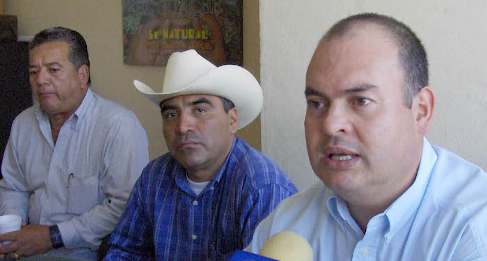 Rigoberto Acosta Gonzalez con integrantes del Consejo Regional de la Sierra de Guerrero. Foto: Archivo/Cuartoscuro.