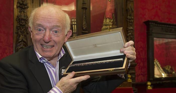 El veterano ilusionista británico Paul Daniels tras recibir en Granada un premio. Foto: EFE