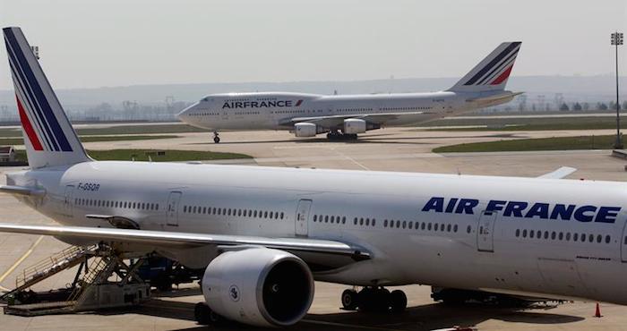 os aviones de Air France en la Terminal 2 del aeropuerto Internacional de Charles de Gaulles en Roissy cerca de París (Francia). Foto: EFE