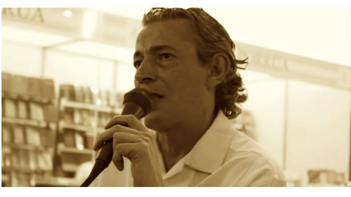 Ahora sabemos que el editor de NitroPress y notable narrador mexicano Mauricio Bares no se lleva bien con el inglés. Foto: Cortesía